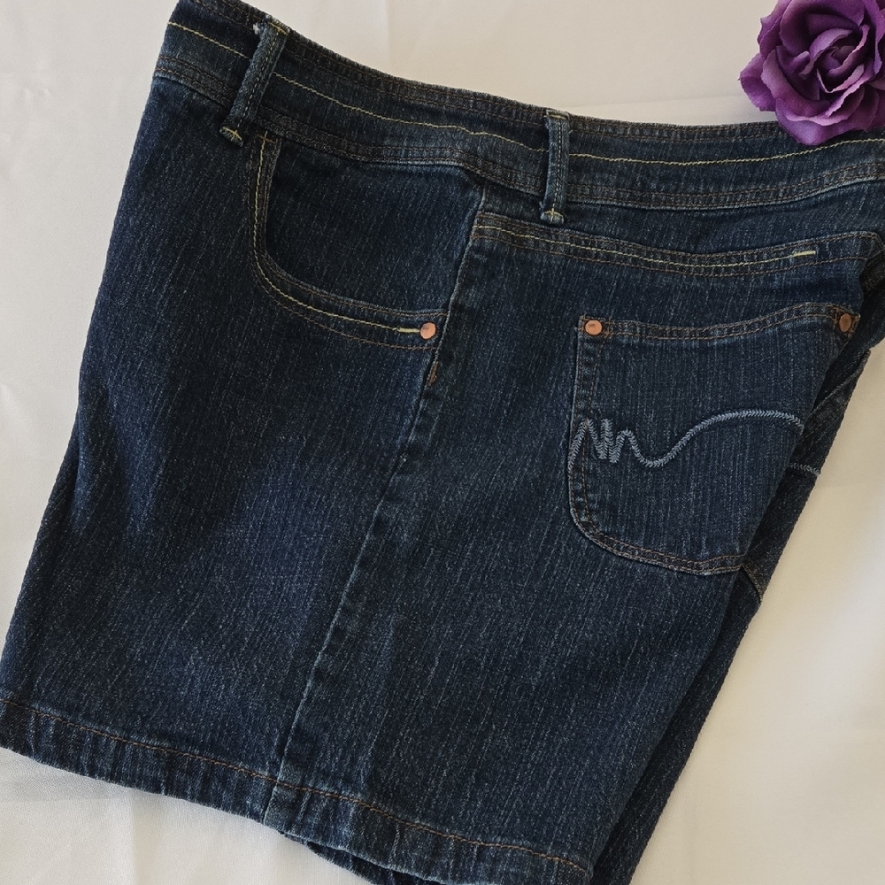 Lee Women’s Plus Size 18W Dark Wash Stretch Denim Shorts NWOT - Picture 3 of 8